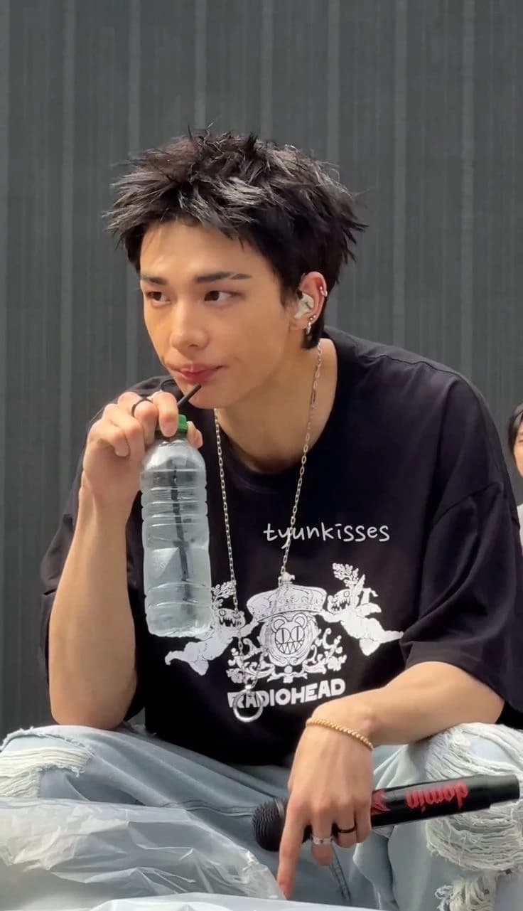 Hwang Hyunjin  thumbnail