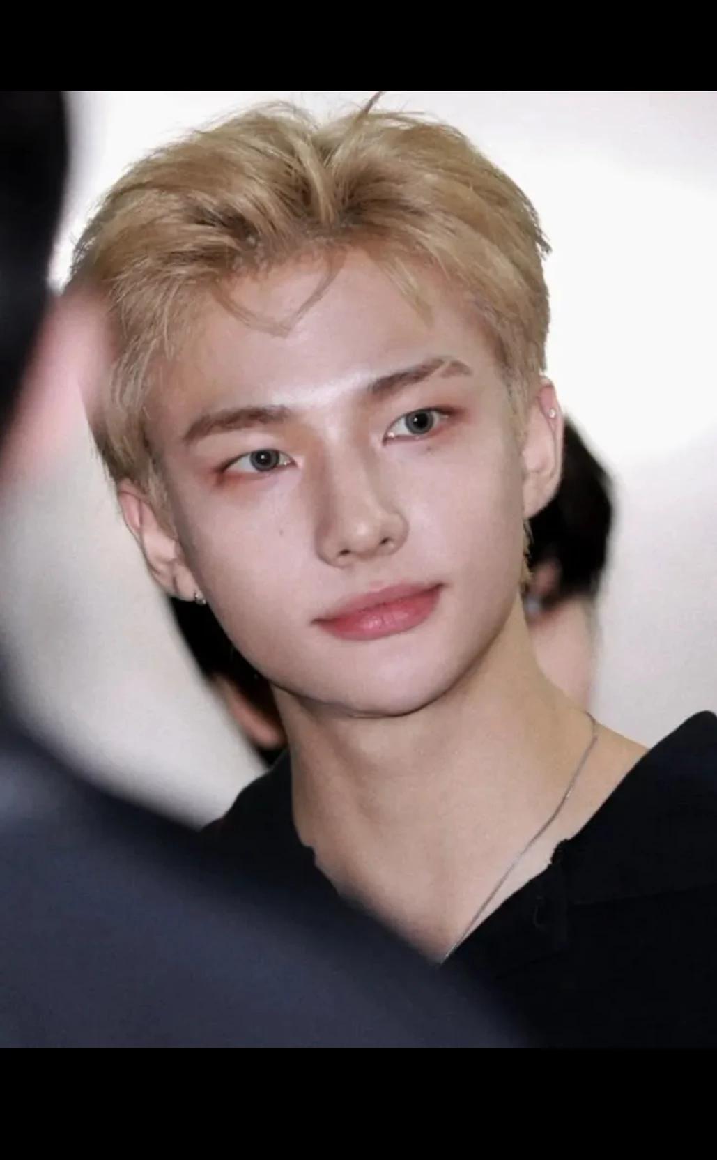 Hwang Hyunjin thumbnail