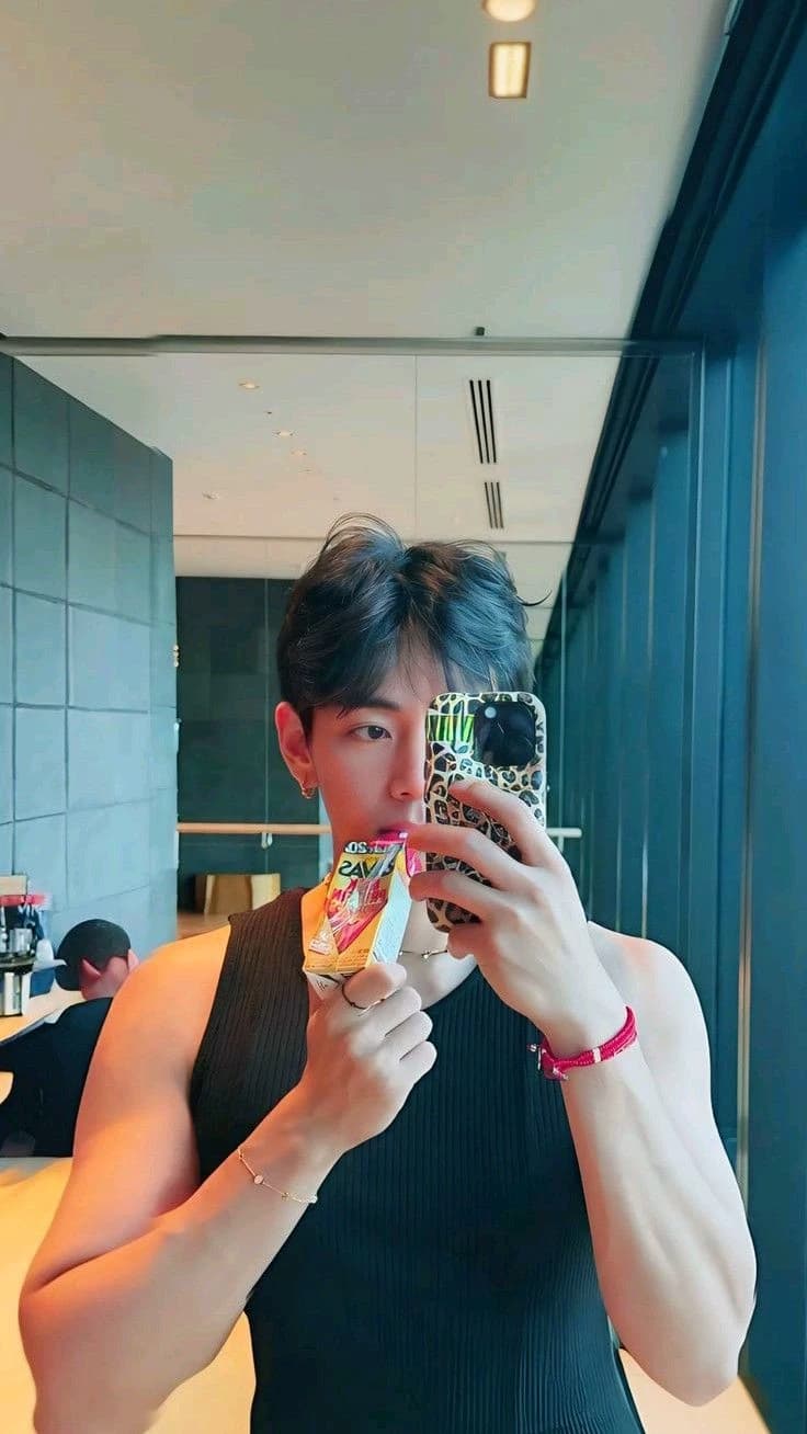 Kim Taehyung thumbnail