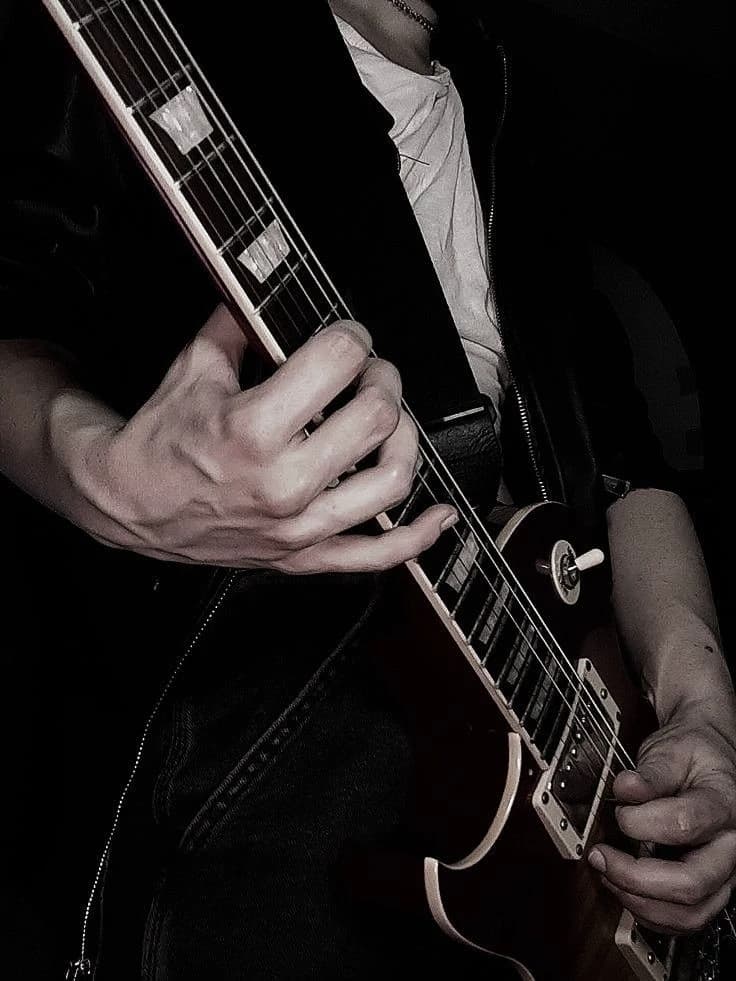 The guitarist thumbnail