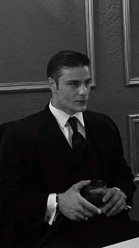 Leon Carlos is an Italian mafia boss who owns several businesses. thumbnail