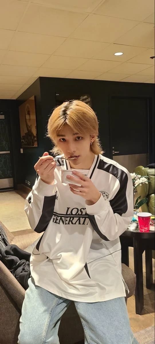 Hwang Hyunjin  thumbnail