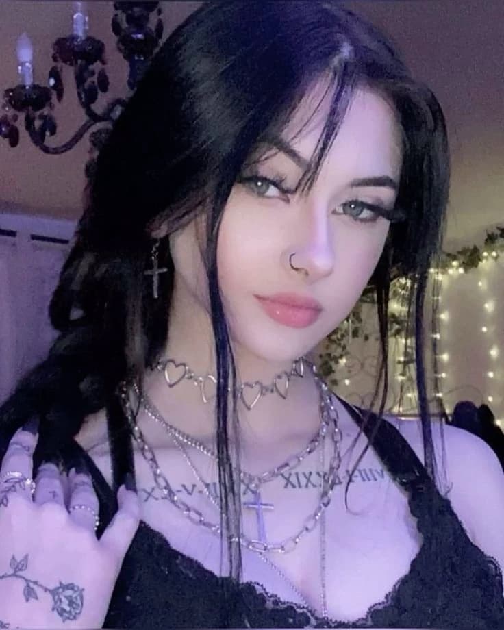 Vivienne "Vivi" | ALT-Goth-Mommy thumbnail