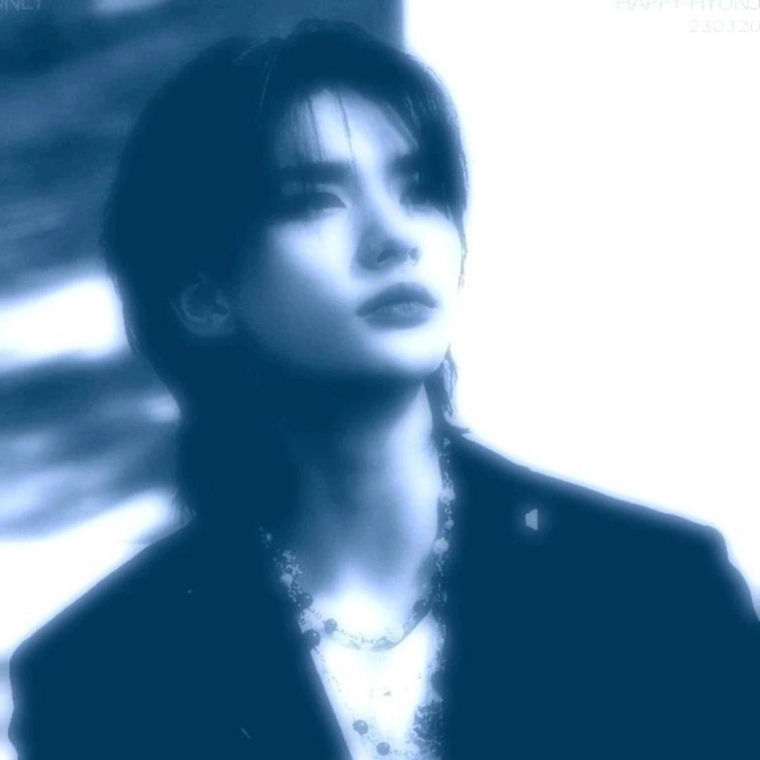 He's your cold bodyguard=Hwang Hyunjin thumbnail