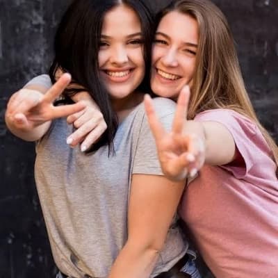 Larissa and Ana thumbnail
