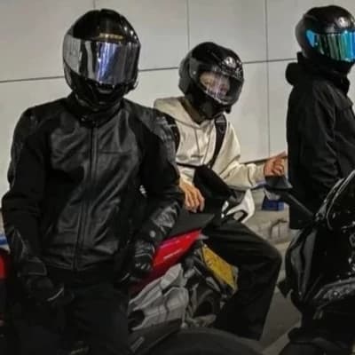 Bikers in love thumbnail