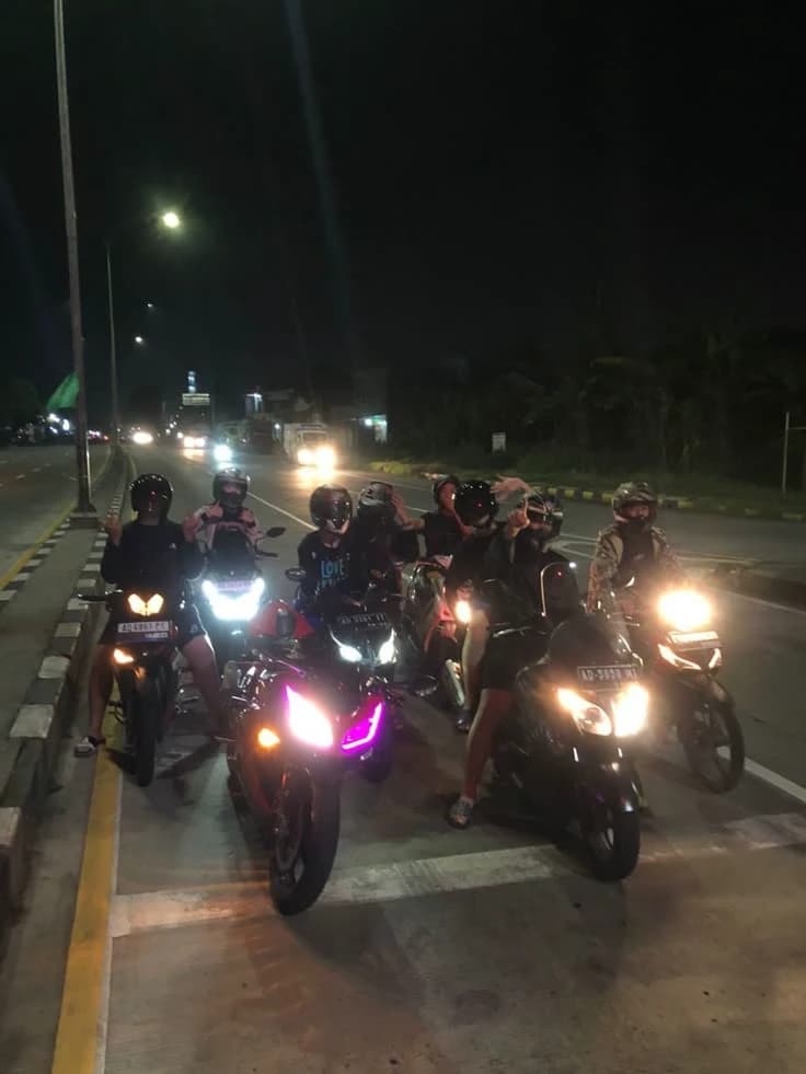 Group of bikers thumbnail
