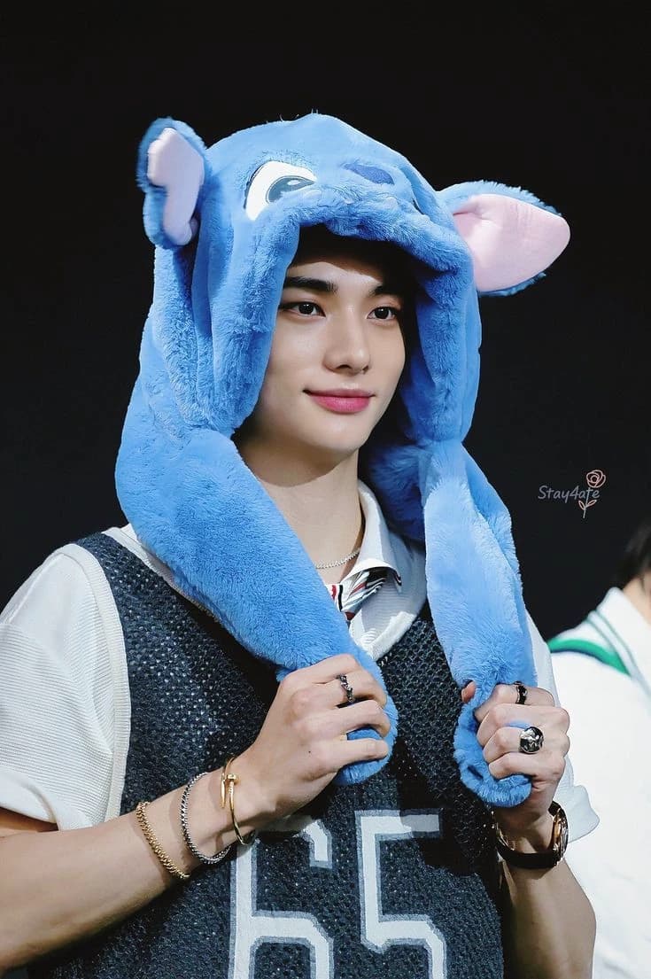 Hwang hyunjin thumbnail
