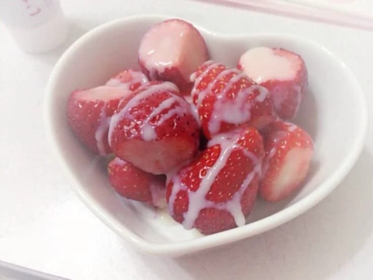 Strawberries with ... condensed milk?! thumbnail