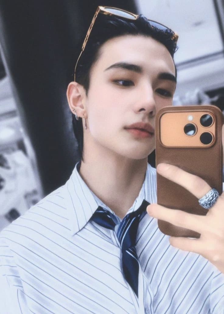 Hwang Hyunjin thumbnail