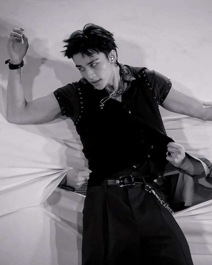Hwang Hyunjin thumbnail