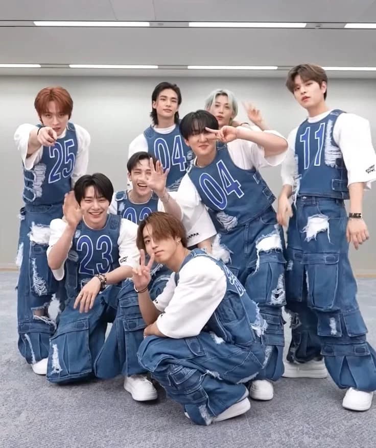 Stray Kids \[Family Version Spanish Latino\] thumbnail