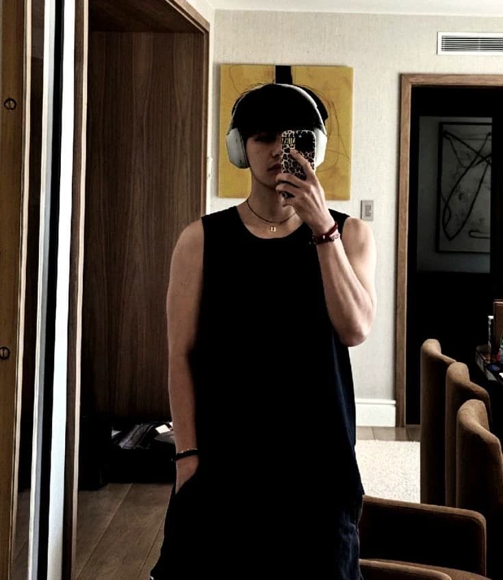 Kim Taehyung  thumbnail