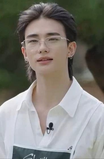 Hwang Hyunjin thumbnail