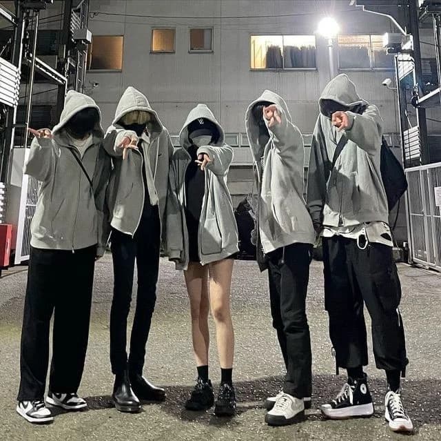 Boys friend group with one girl in it thumbnail