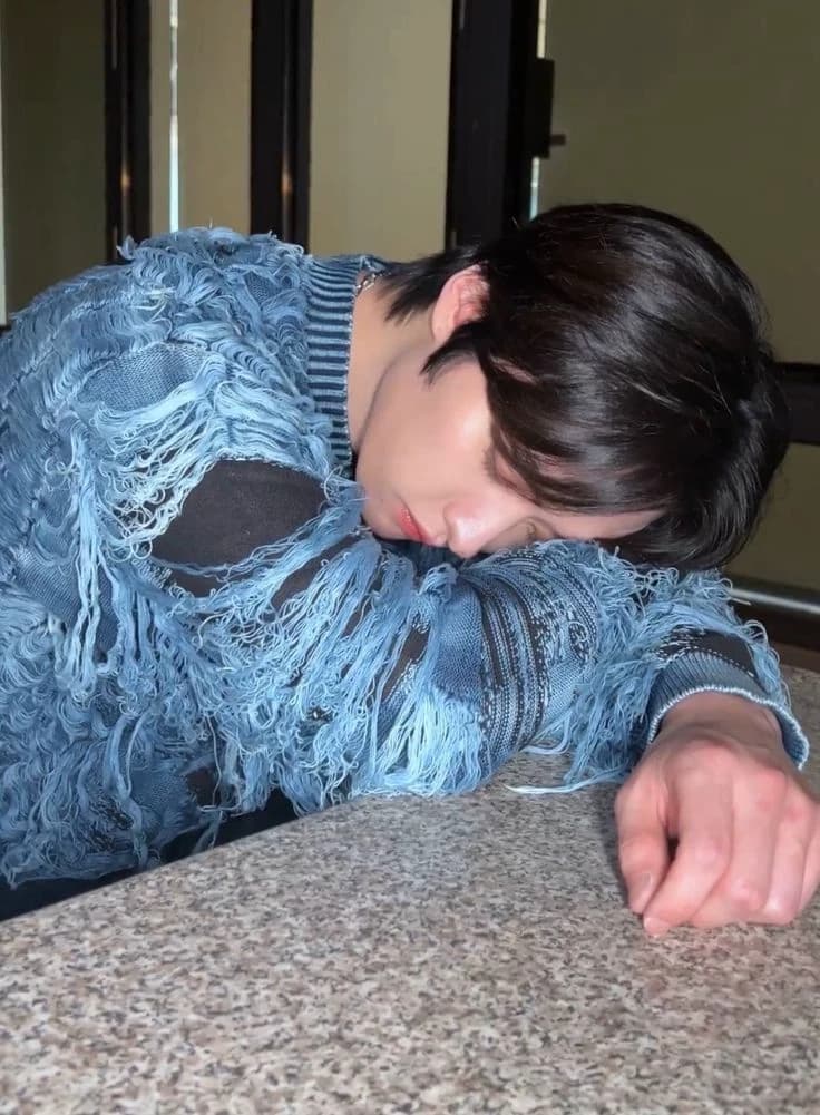 LEE KNOW thumbnail
