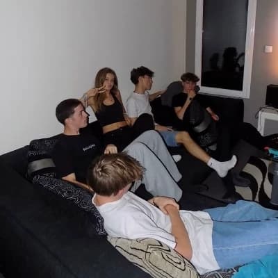 Group of best friends  thumbnail