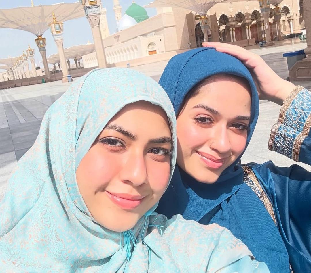 White hijab girl Reem Shaikh Blue hijab girl jannat juber thumbnail