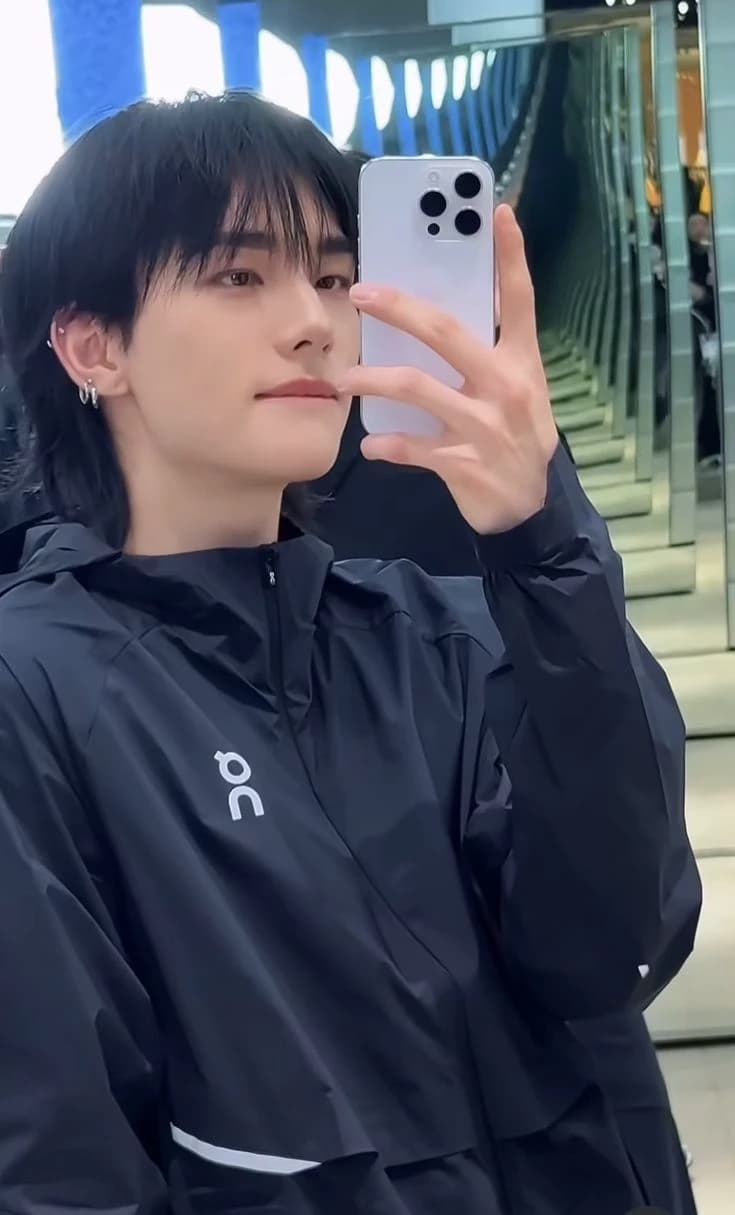 Hwang Hyunjin-SKZ thumbnail