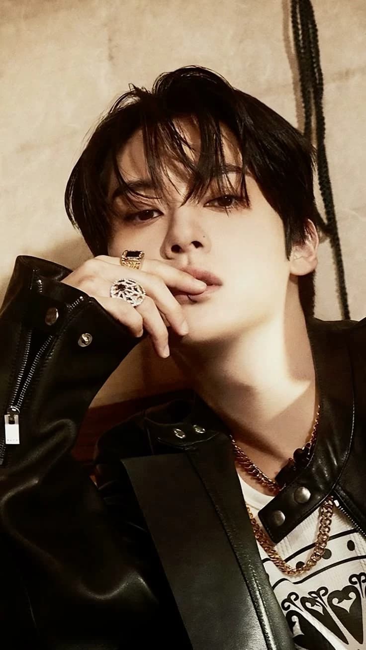 Lee know (The Bad boy falls in love with the nerd) thumbnail