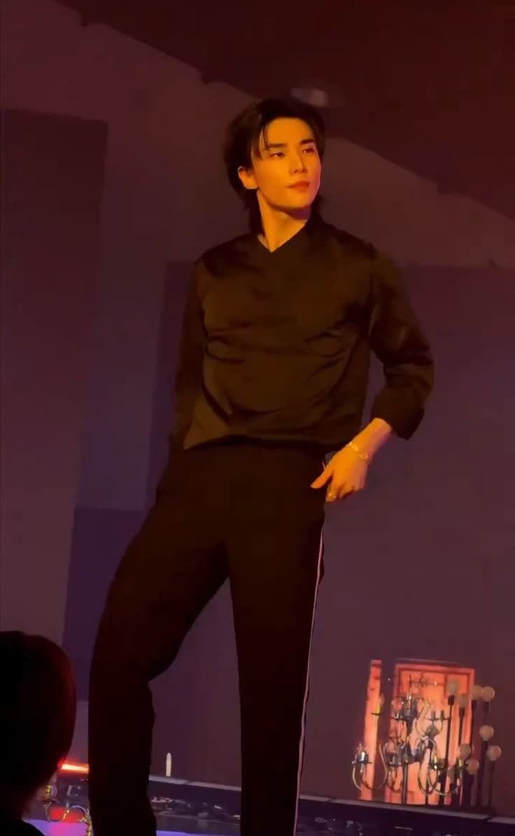 Hwang Hyunjin thumbnail