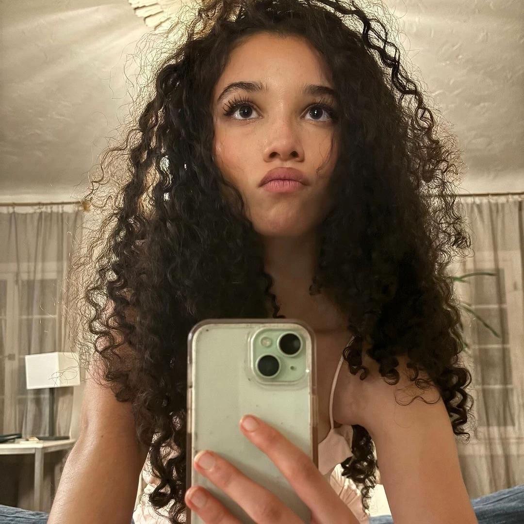 Malia baker (Wlw) thumbnail