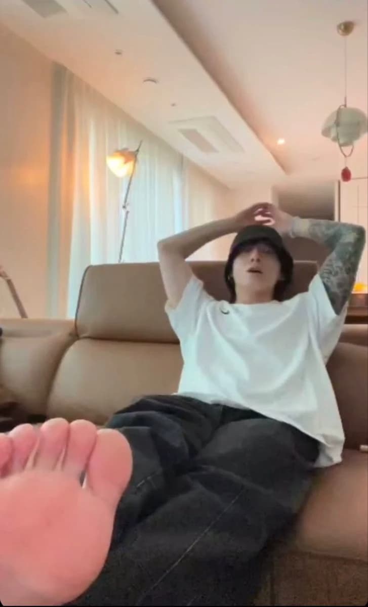 JK feet (BL) thumbnail
