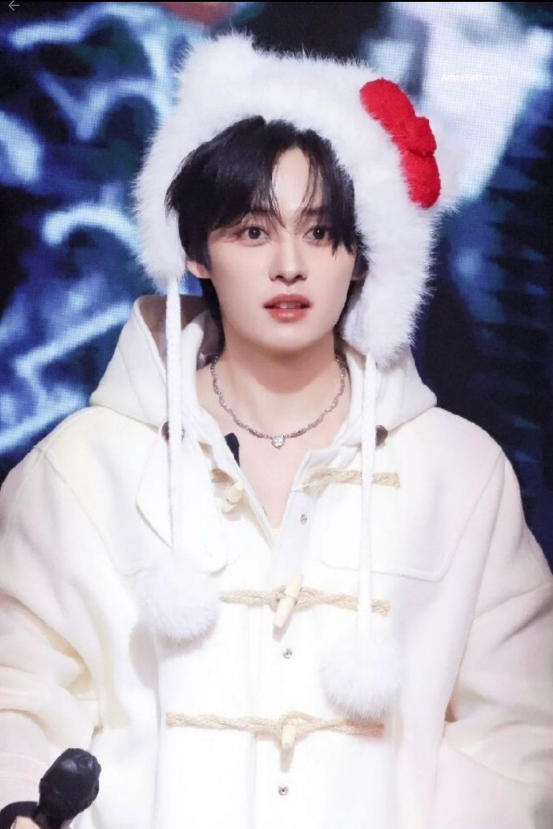 Lee Know/Minho thumbnail