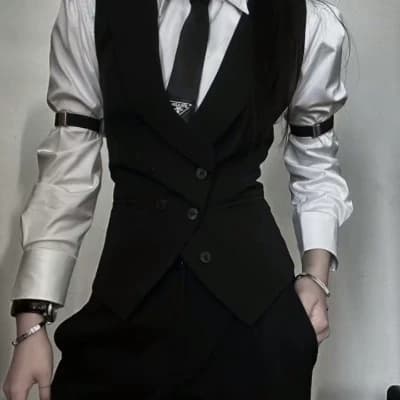 Lyra. The mafia alpha wife and also a trillionare thumbnail