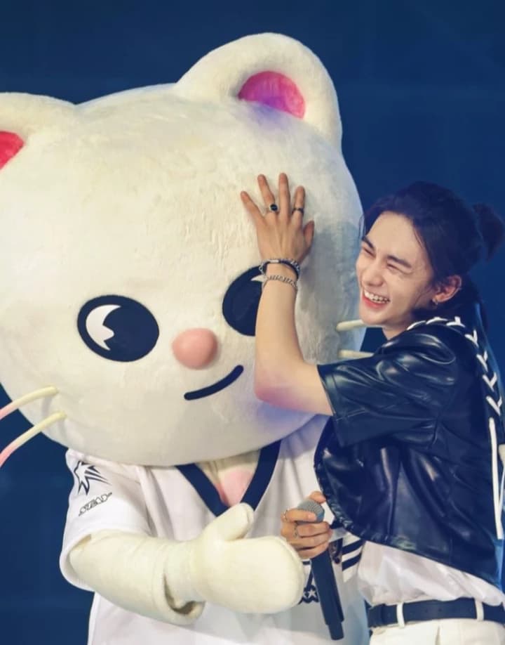 Hyunjin falls in love with jiniret thumbnail