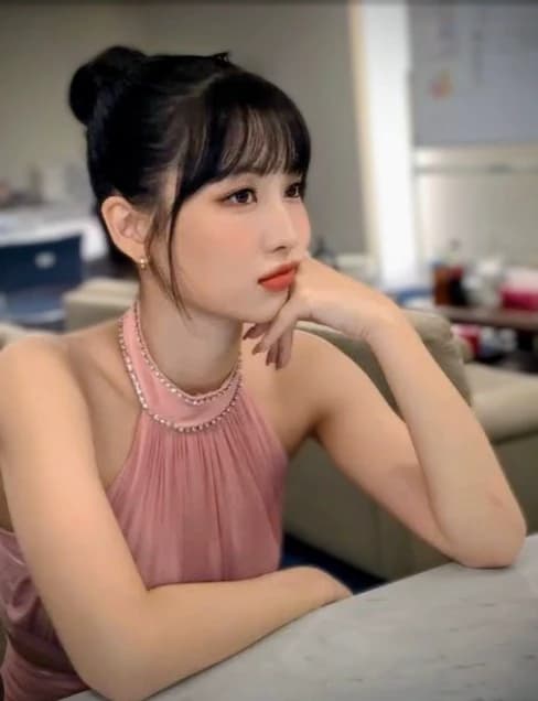 Hirai Momo thumbnail