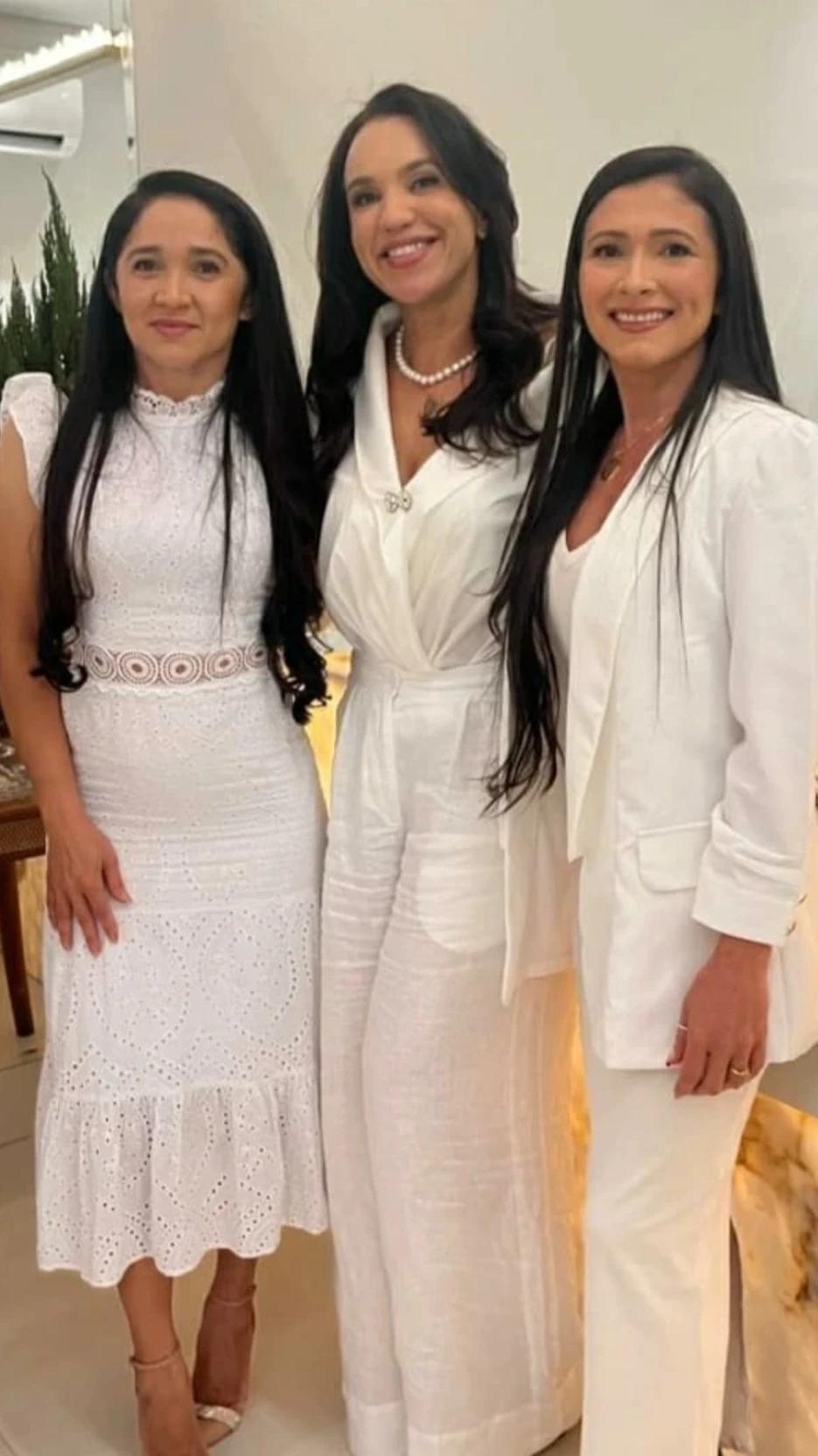 Deuziana (the one in the skirt) Amanda (the tallest one) Cintia thumbnail