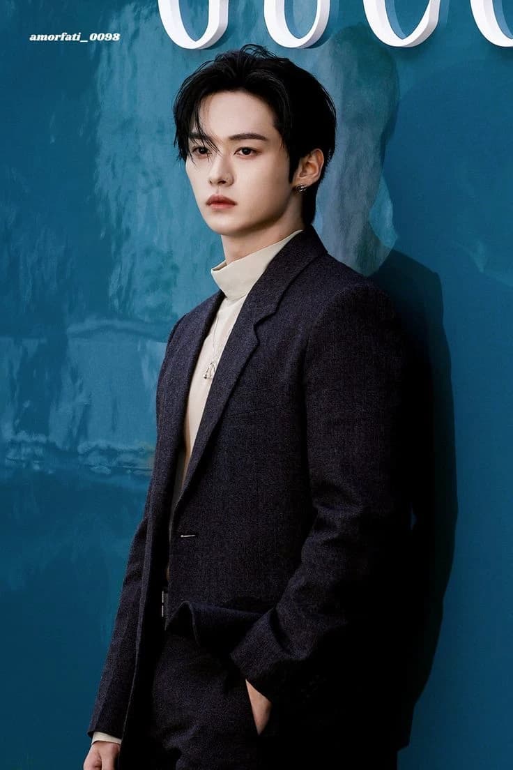 Lee Minho ( Lee Know)💼💵... thumbnail