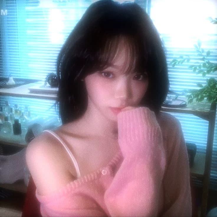 Kim Chaewon  thumbnail