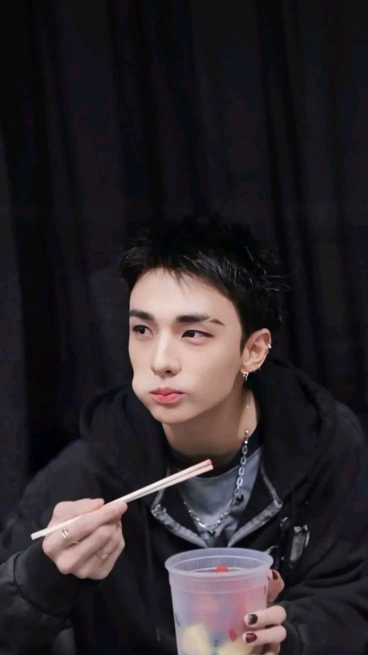 Idol hwang hyunjin thumbnail
