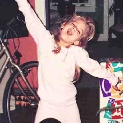 Lía-your younger sister thumbnail