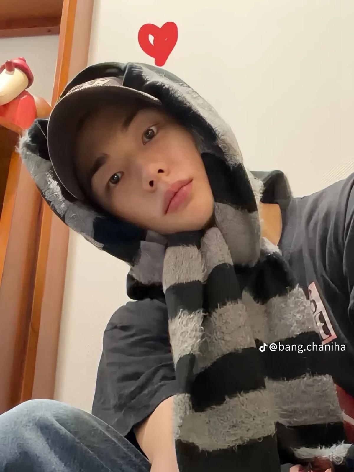 Hyunjin/ touches butts thumbnail