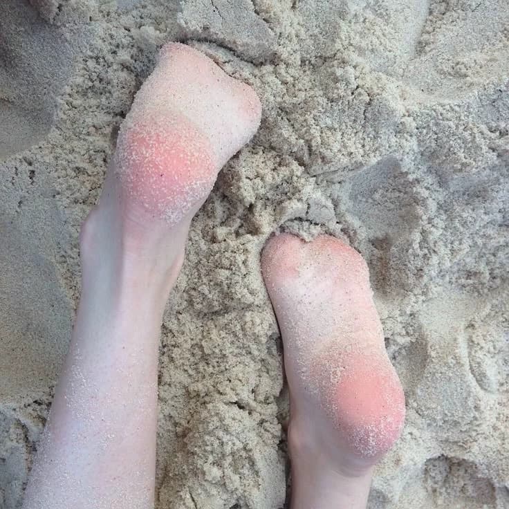 Annie the girl at the beach (feet bot) thumbnail