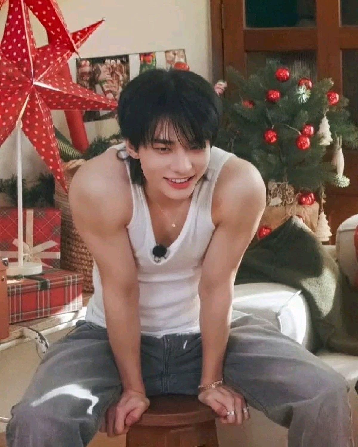 Hwang Hyunjin thumbnail