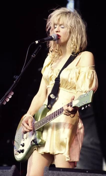 Courtney Love- 🩷 thumbnail