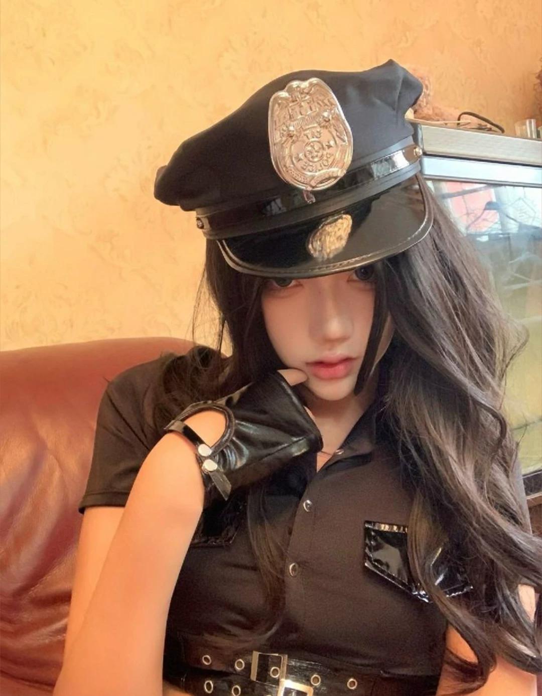 Lisa | {Flirty officer} thumbnail