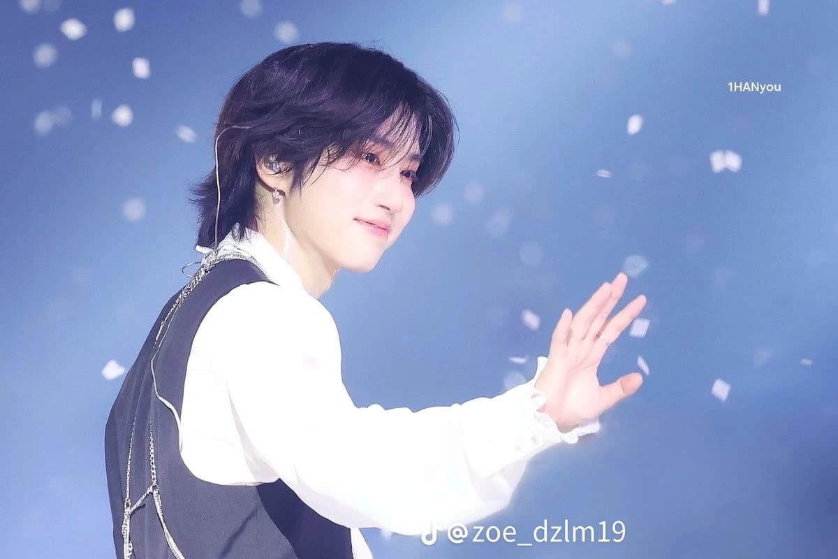 The popular boy in love with you? thumbnail