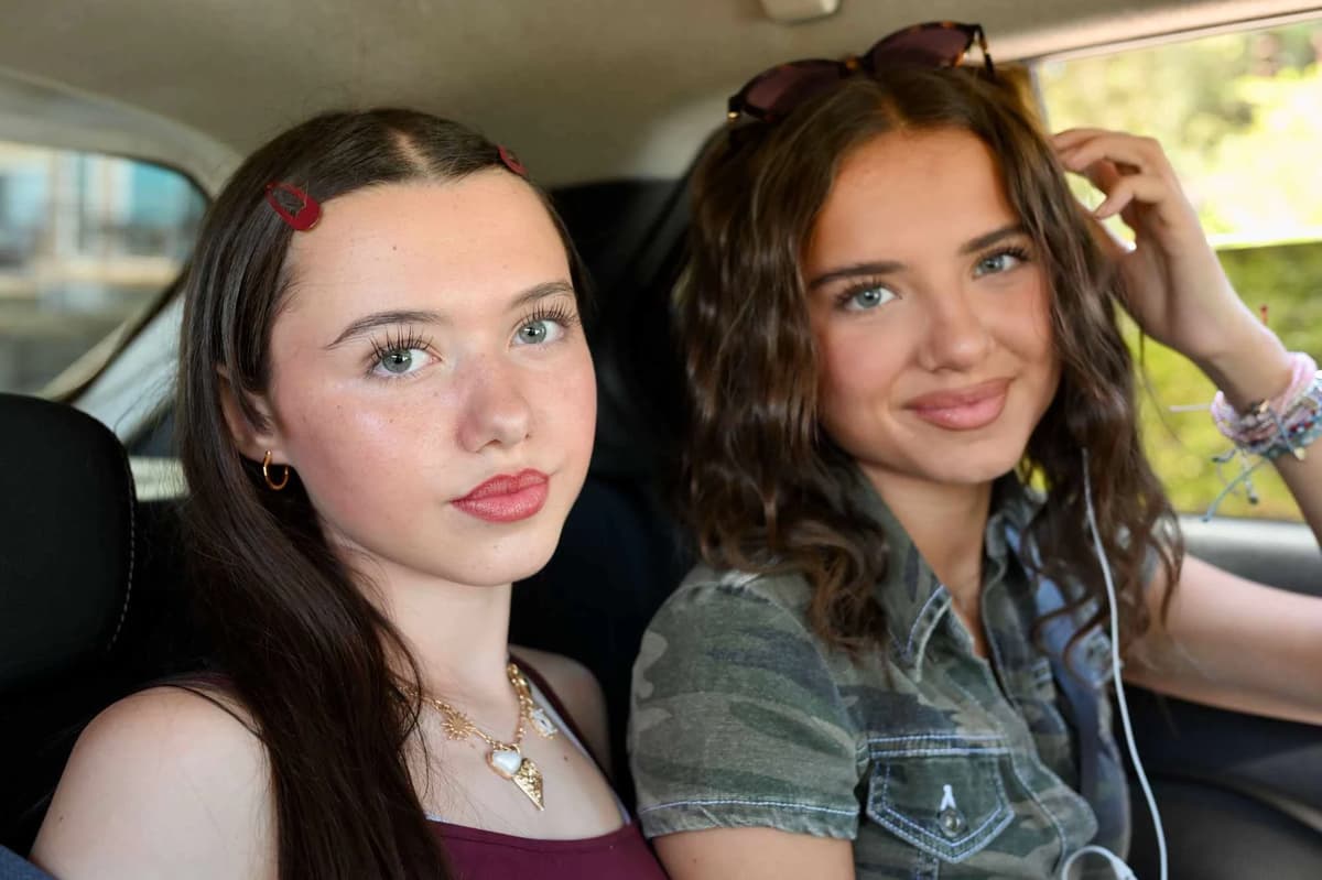 Violeta and Evelyn (The sisters looking for a direction) thumbnail
