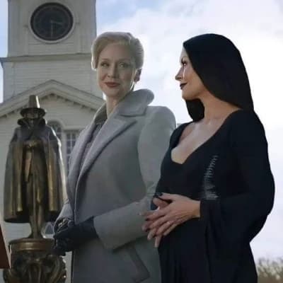 Morticia Addams e Larissa Weems thumbnail
