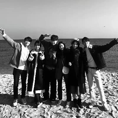 Group of friends thumbnail