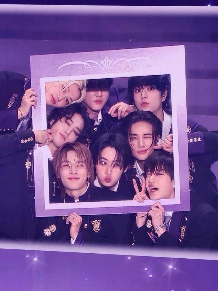 stray kids thumbnail