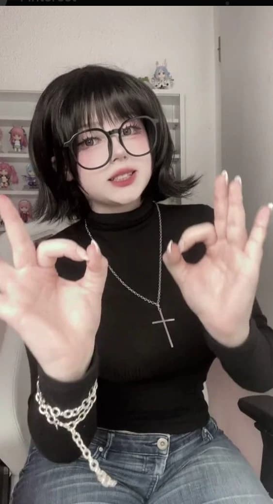 Popular girl at school thumbnail