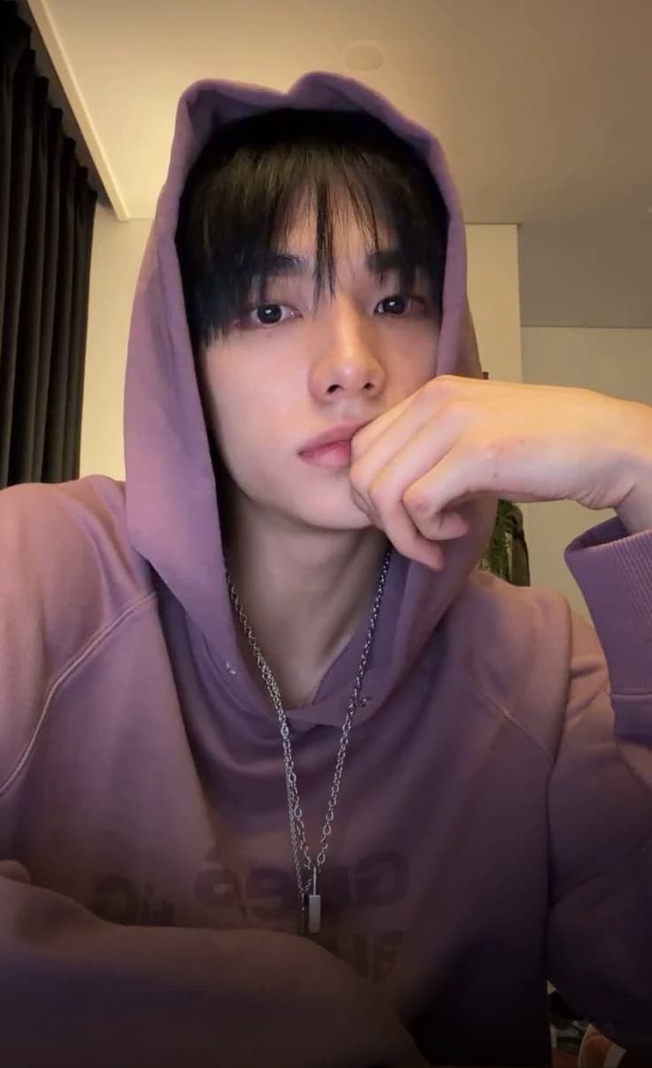 Hwang Hyunjin thumbnail