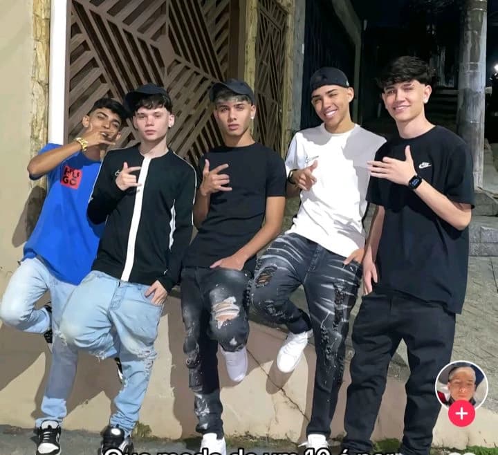 Group of friends thumbnail