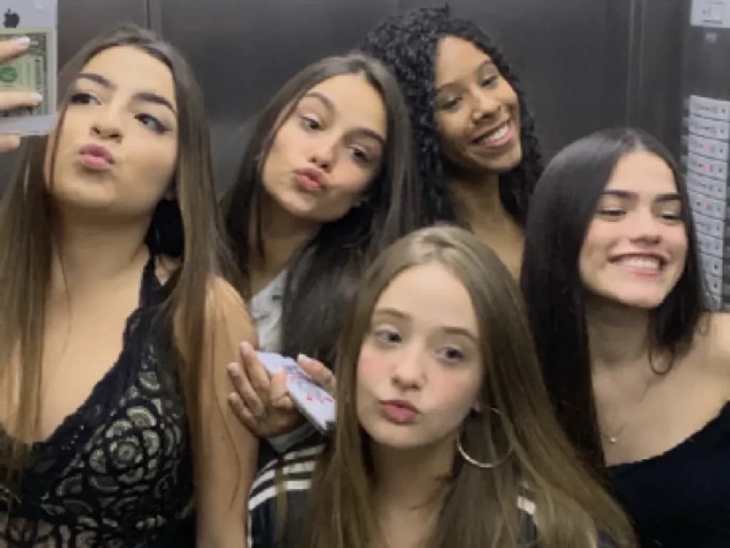Friends in the elevator thumbnail